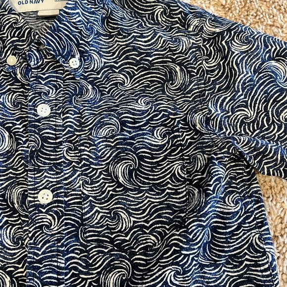 Old navy polo size small 6/7.  Like new.  Excellent condition - Picture 2 of 4